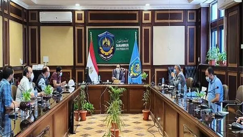 رئيس جامعة دمنهور يؤكد على ضرورة التوعية بالإجراءات الوقائية