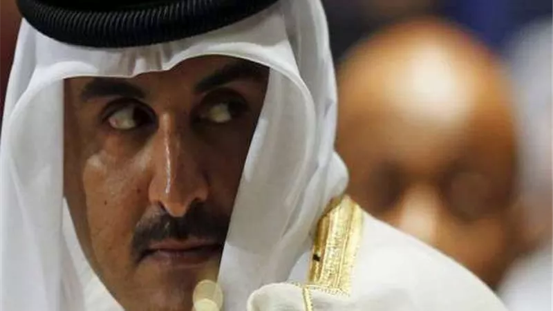 أمير قطر يقيل وزير المالية من منصبه