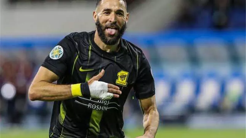 بنزيما يقود تشكيل اتحاد جدة المتوقع ضد الرائد في الدوري السعودي