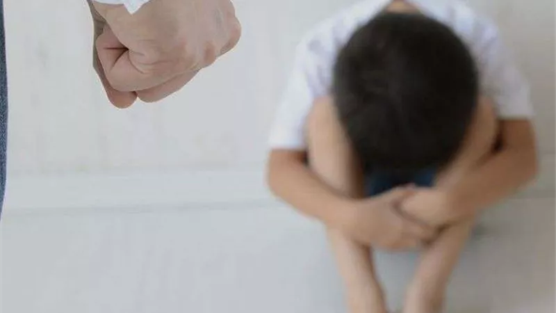 بحجة تأديبه.. ضبط الأب المُتسبب في قتل ابنه ضربًا ببولاق الدكرور
