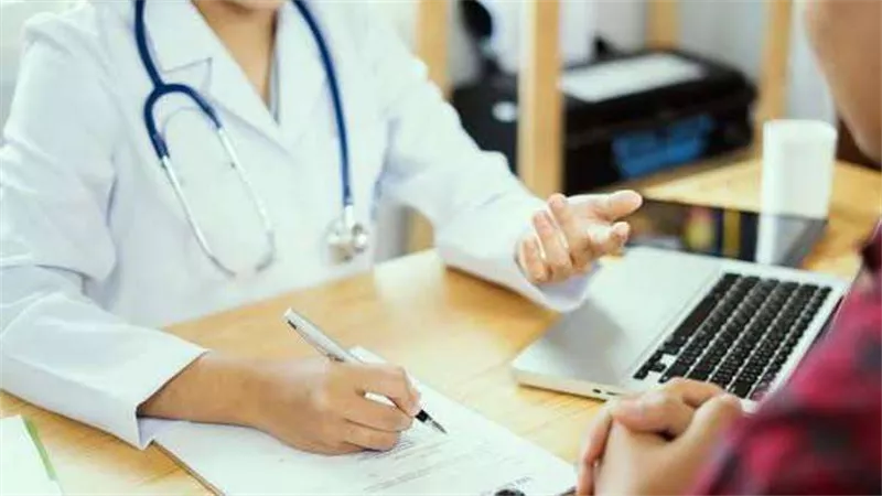 طبيب: مشروع التأمين الصحي الشامل هو الأمل