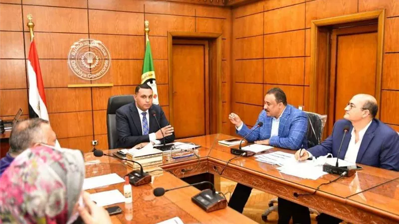 محافظ الدقهلية يعقد إجتماع موسع بشأن مشروع القطار الكهربائي لنقل البضائع والركاب