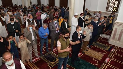 أهالي مطروح يؤدون صلاة عيد الفطر المبارك وسط أجواء من البهجة