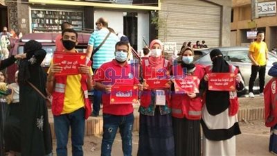 الهلال الأحمر يحتفل بعيد الفطر بتوزيع استيكرات توعية على المواطنين بالمحلة (صور)