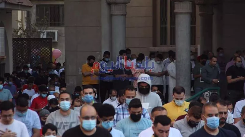 المواطنون يؤدون صلاة عيد الفطر بمسجد فاطمة الزهراء بمدينة نصر.. صور
