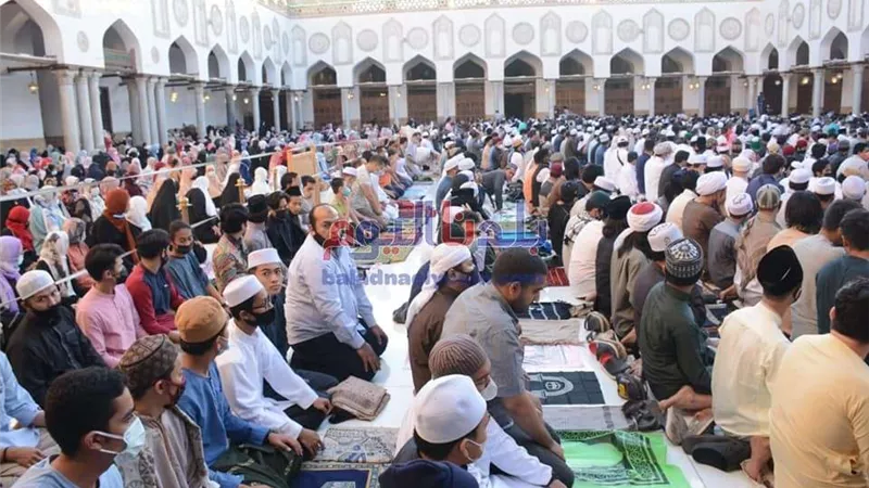 المواطنون يؤدون صلاة عيد الفطر بمسجد الأزهر الشريف.. صور