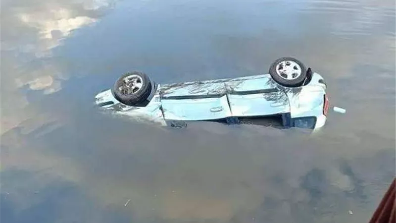 مصرع 3 أشخاص إثر انقلاب سيارة في ترعة بنجع حمادي