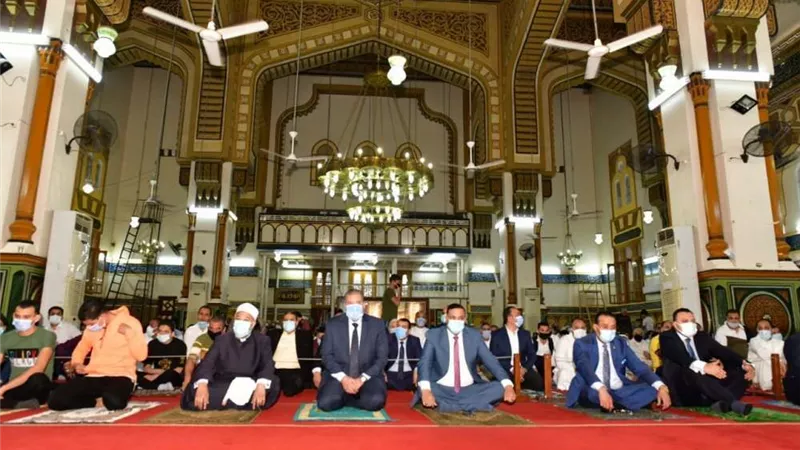 محافظ الدقهلية يؤدي صلاة عيد الفطر المبارك بمسجد النصر بالمنصورة