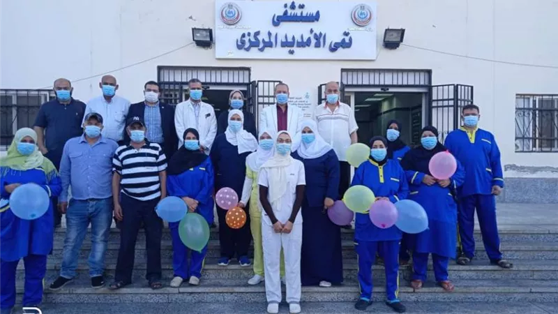 وكيل وزارة الصحة بالدقهلية يهنئ الأطباء والتمريض بمستشفى العزل