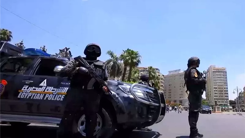 حكاية عاطل انتحل صفة طبيب بالشرقية وأجرى عمليات ولادة قيصرية| العقوبة القانونية