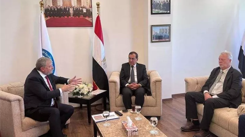 وزير البترول يعقد اجتماعًا مع وفد من شركة ترانس جلوب الكندية لبحث مخططاتهم التنفيذية في مصر