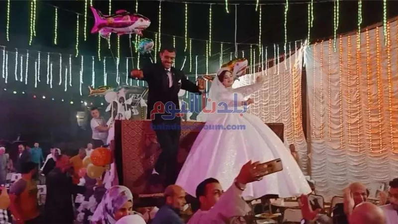 زفاف عروسان على لودر فى عيد الفطر بالمحلة (صور)