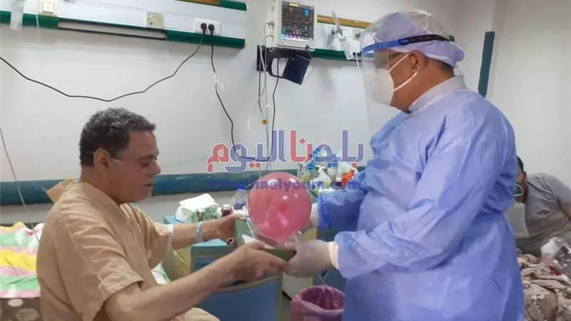 مصابى كرونا يحتفلون بعيد الفطر مع العاملين بمستشفى كفر الزيات