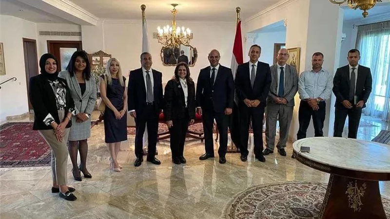 وزيرة الهجرة تعقد اجتماعًا مع وزير القوي العاملة بقبرص