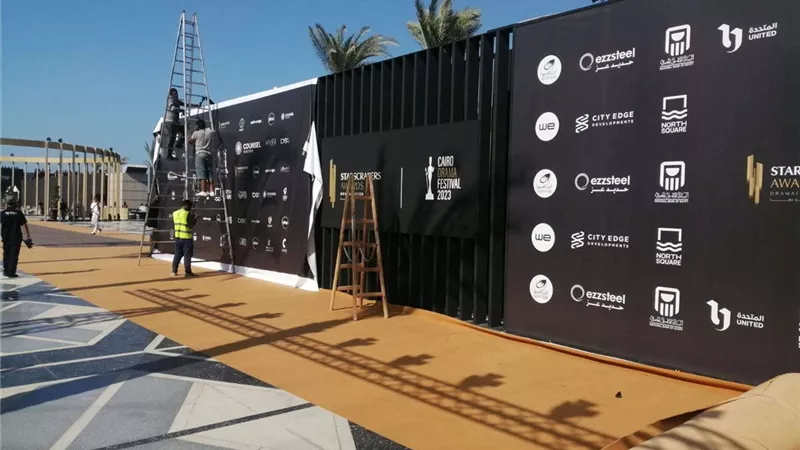 مهرجان الدراما بالعلمين الجديدة.. استعدادات استقبال نجوم الفن بالسجادة الذهبية