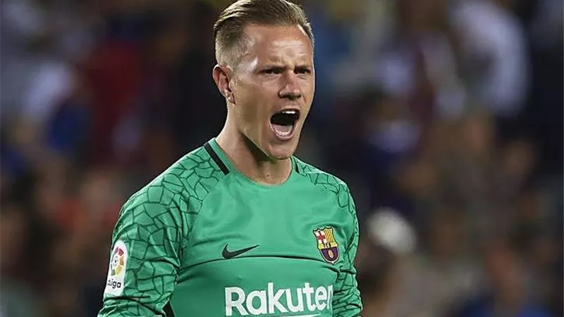 برشلونة يعلن استمرار تير شتيجن بعقد طويل الأمد