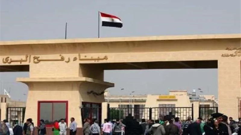 إجراء فحص كورونا للمسافرين عبر معبر رفح