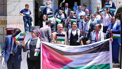بالصور.. وقفة على سلالم نقابة المحامين تضامنًا مع الشعب الفلسطيني