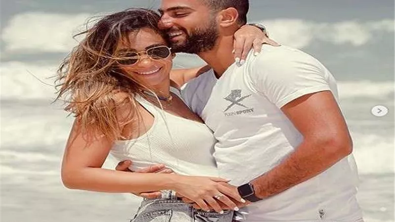 زوجة الشرنوبي تشعل السوشيال ميديا بإطلالة صيفية في المالديف