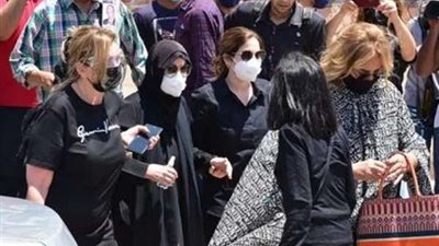 نجوم الفن يتوافدون على جنازة سمير غانم بمسجد المشير