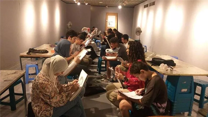 رئيس دار الأوبرا يفتتح المعرض السنوي للمواهب التشكيلية