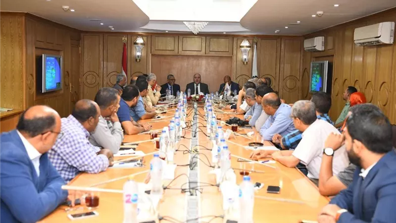 محافظ قنا يجتمع بالهيئة العامة للمنطقة الاقتصادية لوضع أسس التعاون المشترك