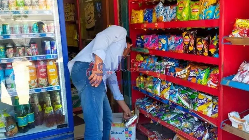 ضبط ٢٢٠ عبوة مواد غذائية منتهية الصلاحية بالغربية