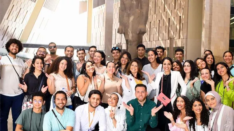 وزيرة الهجرة تزور المتحف المصري الكبير بصحبة الشباب الدارسين والباحثين بالخارج