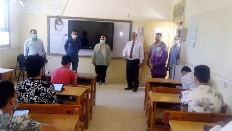 وكيل التربية والتعليم بمطروح يتابع الامتحان التجريبي بالعلمين الثانوية