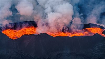 بركان وعشرات الزلازل بدولة إفريقية.. وأنباء عن وقوع ضحايا