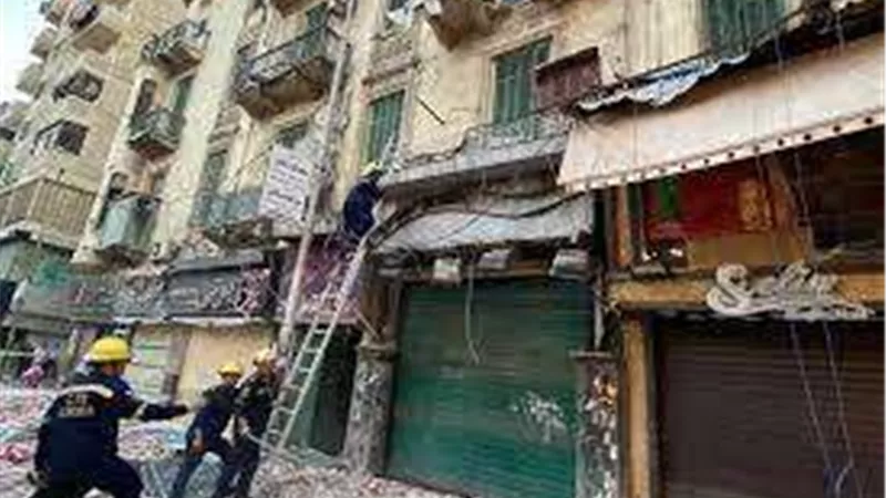 مصرع شخص وإصابة إثر سقوط بلكونة بعقار فى الإسكندرية