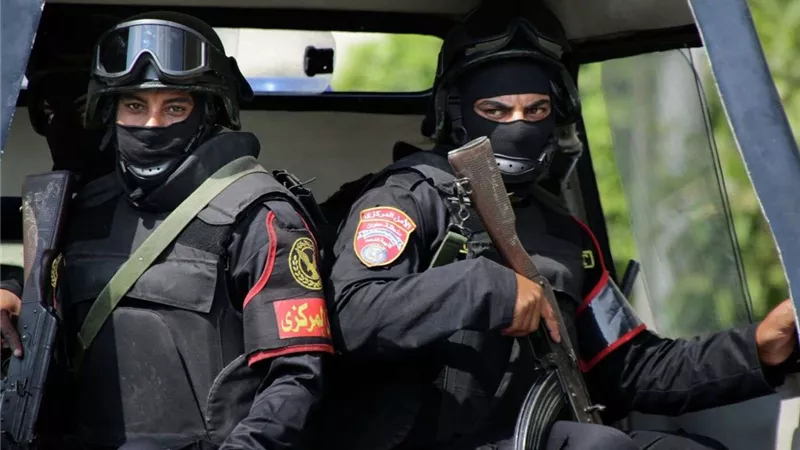 جهود مكثفة لكشف ملابسات سقوط شخص من عقار في الهرم