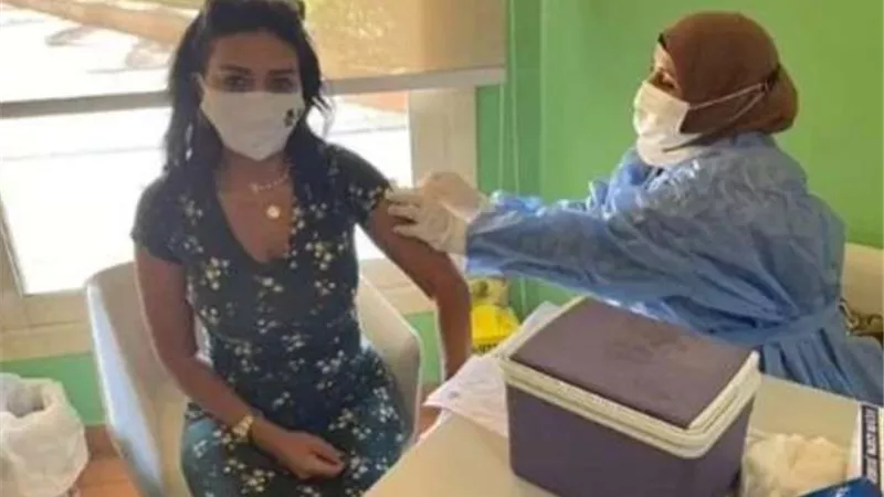 رانيا يوسف تتلقى لقاح كورونا