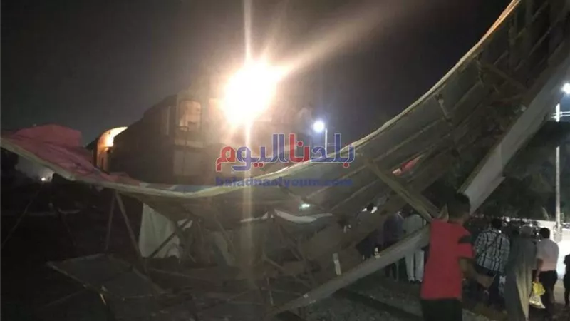 تصادم عربيتي جرار سكة حديد بسيارتي ملاكي بمزلقان الخانكة