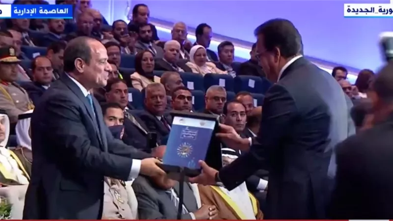 وزير الصحة يمنح السيسي نسخة من الاستراتيجية الوطنية للسكان والتنمية.. فيديو