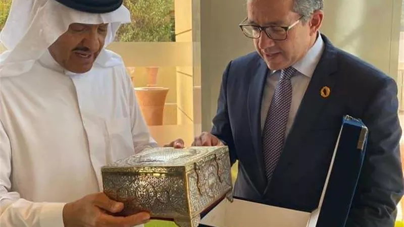 وزير الآثار يلتقي بالأمير سلطان بن سلمان في قمة 
