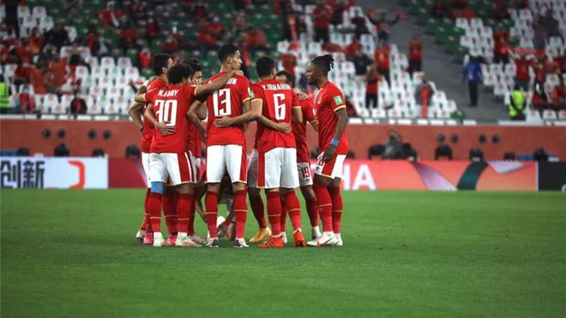 مدافع الأهلي الأسبق يكشف عن أفضلية دكة البدلاء للشحات.. ويرفض المغامرة بمعلول