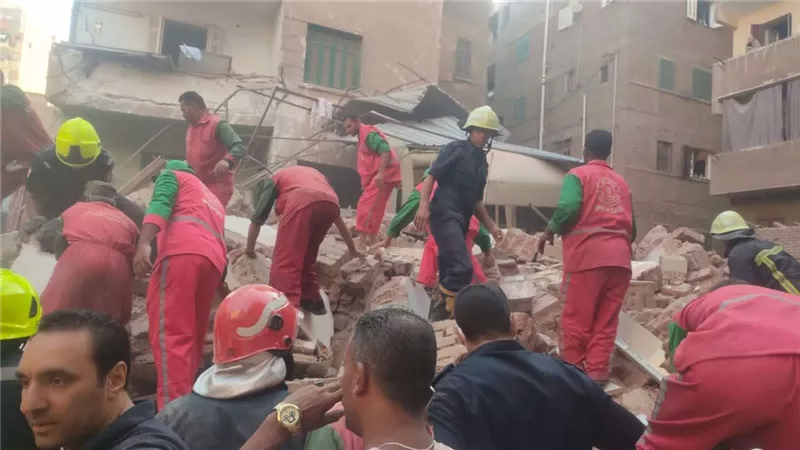 محافظ القاهرة يتابع  عمليات رفع أنقاض العقار المنهار بحدائق القبة