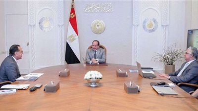 الرئيس السيسي يتابع عرض النشاط الاستثماري في المنطقة الاقتصادية لقناة السويس
