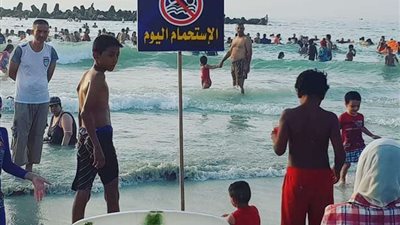 غلق شاطئ النخيل غرب الإسكندرية بالأسلاك الشائكة