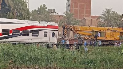 نائب محافظ بني سويف: 80 ميكروباص و6 أتوبيسات لنقل ركاب قطار خرجت إحدى عرباته عن القضبان