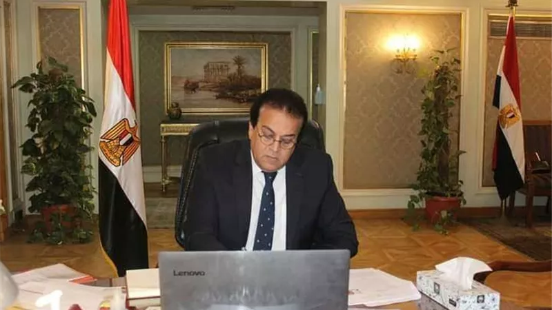وزير التعليم العالي يتلقى تقريرًا للاعتماد الدولي لعدد من المعامل البحثية بجامعة الإسكندرية