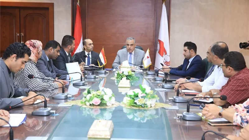 محافظ سوهاج يلتقي وفدًا من أعضاء المبادرة الوطنية لتطوير الصناعة المصرية 