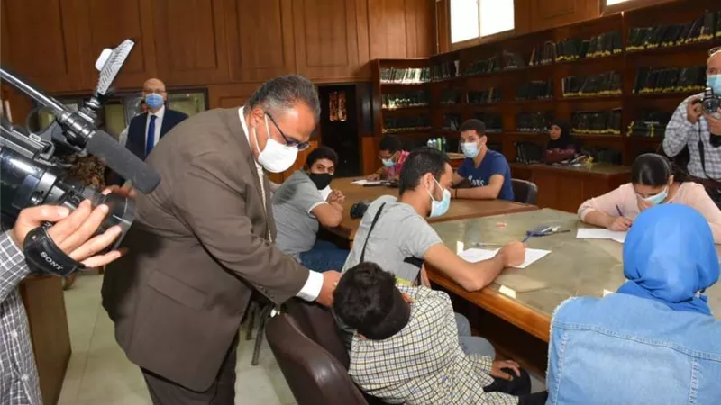 نائب رئيس جامعة عين شمس يتفقد لجان الامتحانات فى اليوم الأول