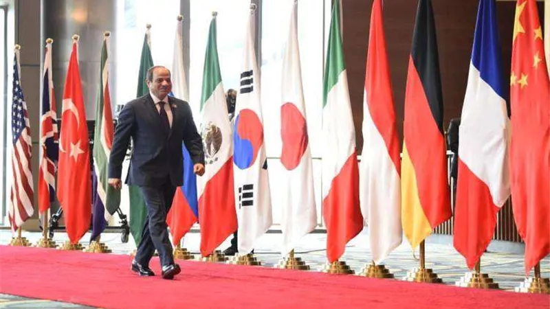 الرئيس السيسي يتفقد القاعة المخصصة للمعروضات التاريخية والثقافية بقمة العشرين