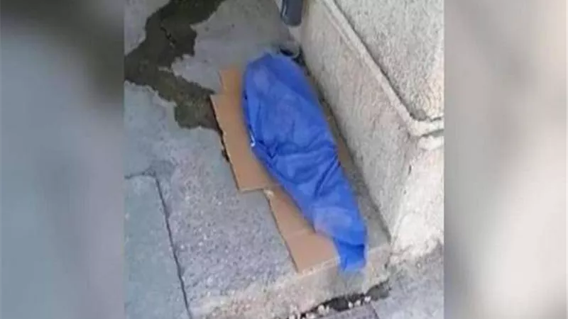 مقطع صادم لجثة طفل على الأرض يثير السوشيال ميديا