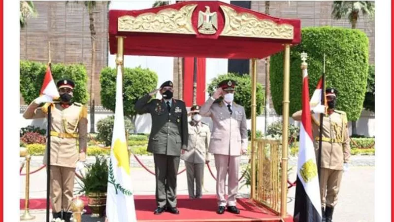 وزير الدفاع ورئيس الأركان يلتقيان قائد الحرس الوطني القبرصي لبحث التعاون المشترك