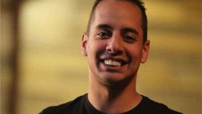 عمرو وهبة يطالب الجمهور بالدعاء لمولودته