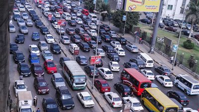 حركة المرور.. كثافات متوسطة بالطرق والميادين الرئيسية في القاهرة والجيزة.. فيديو