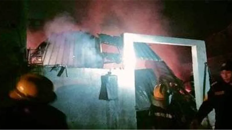 المعمل الجنائى يعاين حريق محل عطارة بالمنيا